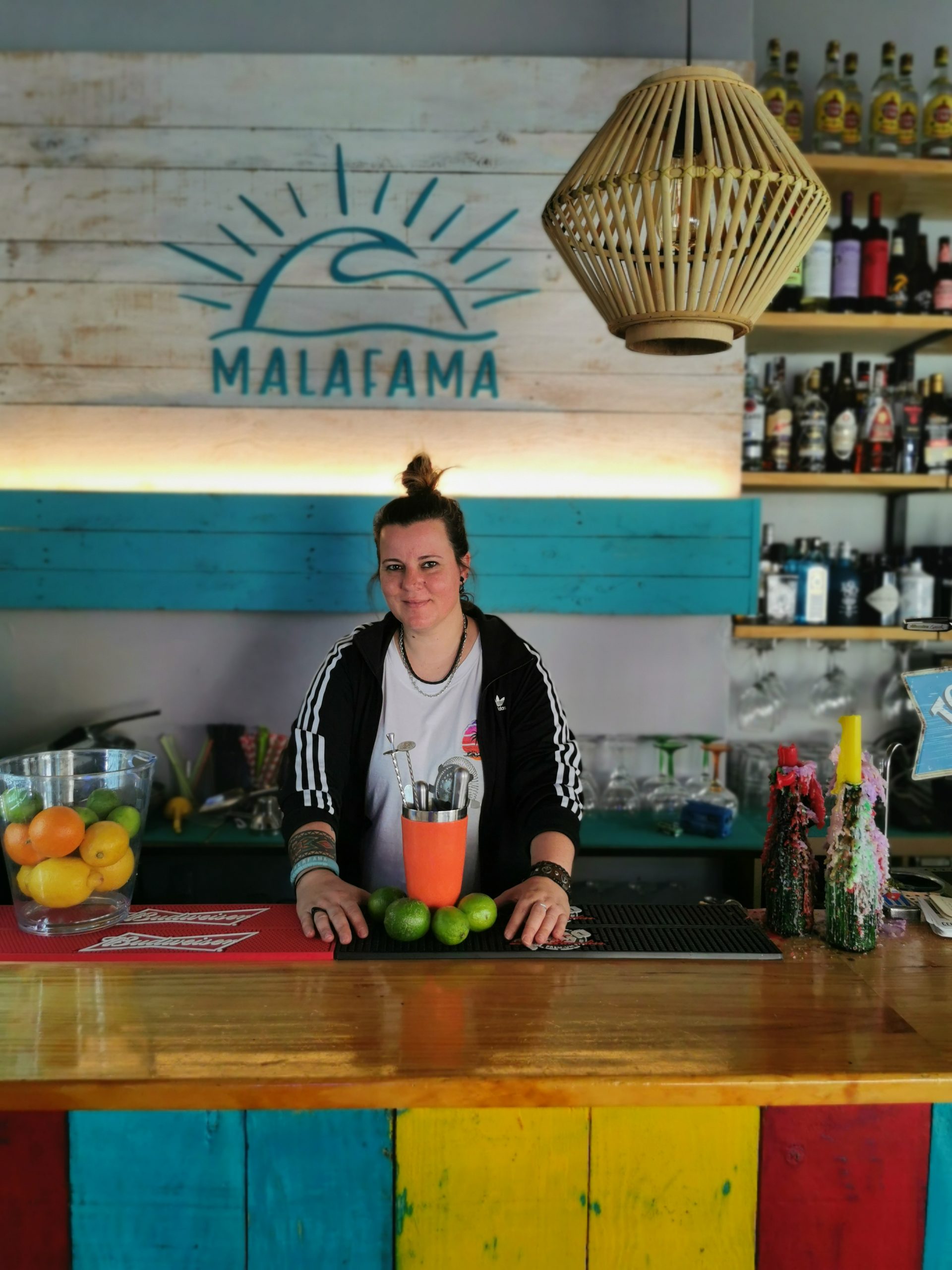 Celia, la creadora de un bar surfero en el corazón de Badajoz
