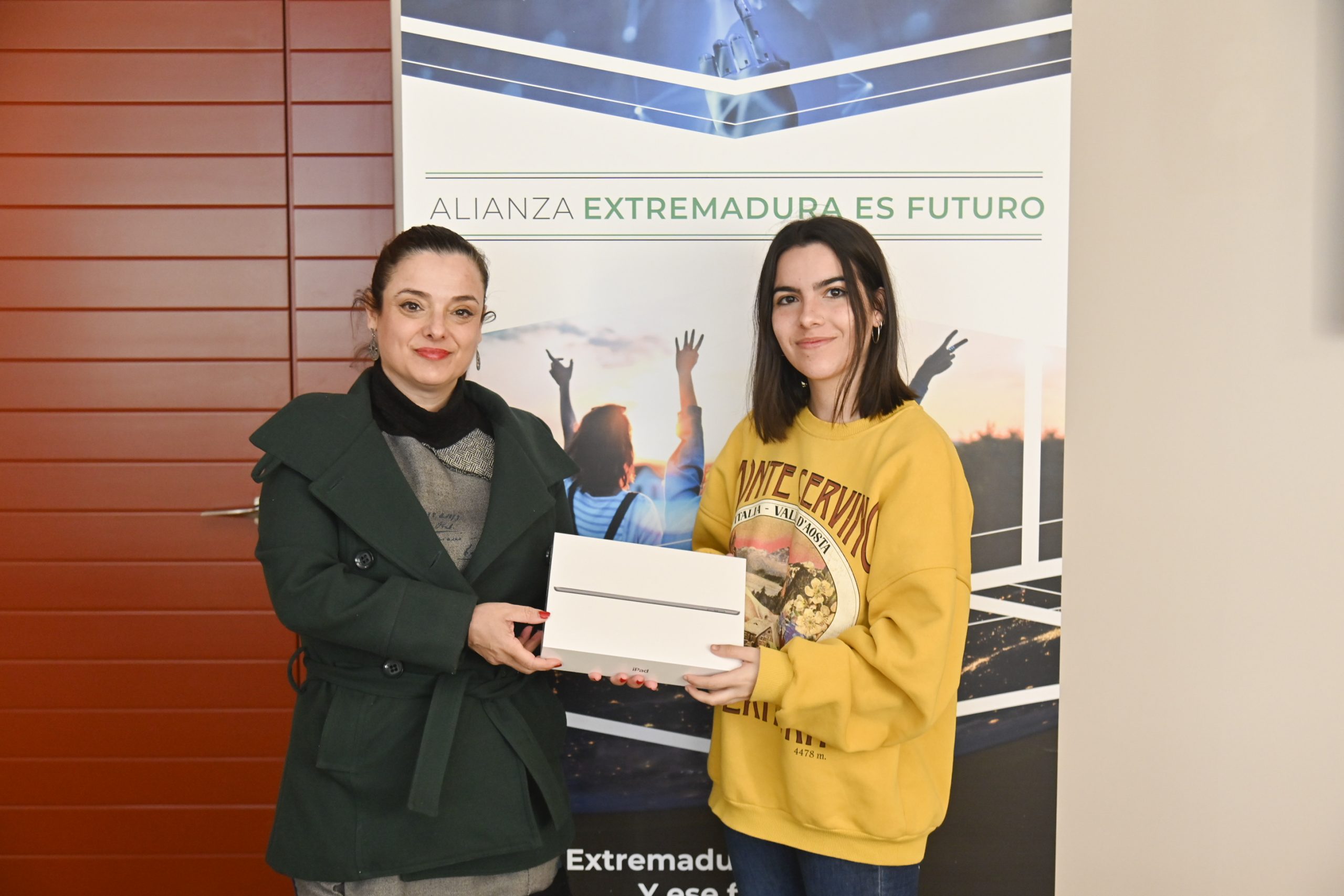 Lucía Denche recibe el premio del foro Extremadura es Futuro